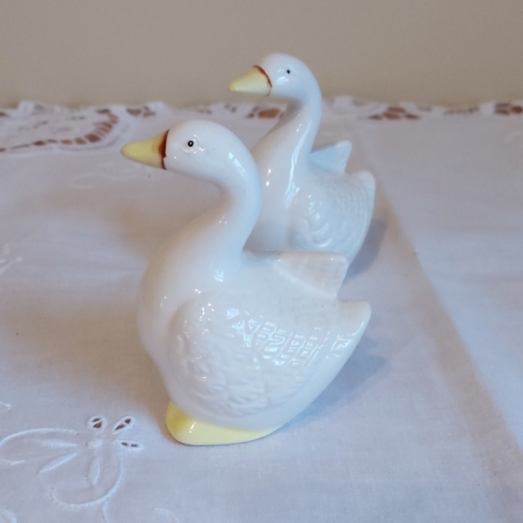 2 for $25 Vintage Swan Salt and Pepper shakers - Picture 2 of 3
